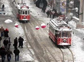 Kar yağışı Taksim'de hayatı durdurdu