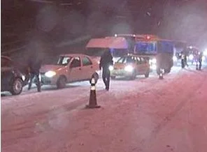 Karlı yolda zincirleme kaza!