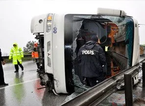 Kocaeli'de yolcu otobüsü devrildi