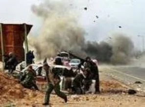 Libya:Ambulanslar sivil yaralıları taşıyor