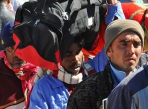 Libya'daki yabancılar Cezayir'e geçmeye başladı