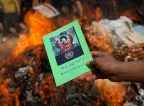 Libyalılar 'Yeşil kitap'ları yakıyor