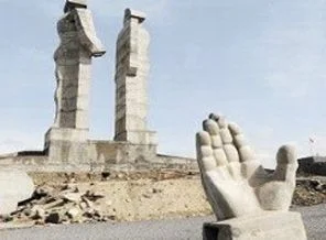 Mahkeme, tartışmalı heykelin yıkımını durdurdu