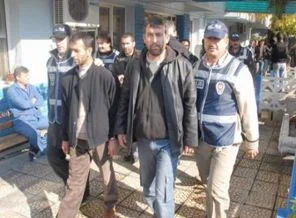 Meyve kasalarının altında 28 kaçak yakalandı