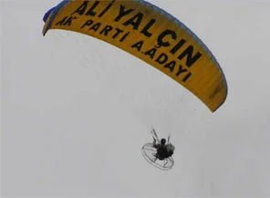 Milletvekili aday adayından paraşütlü reklam