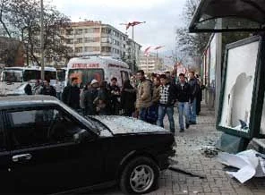 Otomobil, durakta bekleyenlere çarptı: 4 yaralı