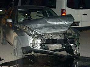 Otomobil minibüse çarptı: 14 yaralı