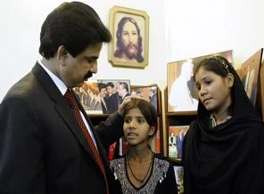 Pakistan'da bakana suikast