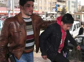 Polise molotof atan çocuk tutuklandı