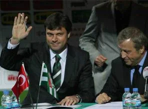 Sağlam, 5 bin taraftar önünde imza attı