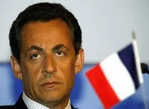 Sarkozy Kaddafi'yi vurmak istiyor