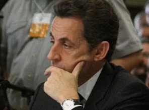 Sarkozy, Libya'yı vurmayı gündeme getirdi