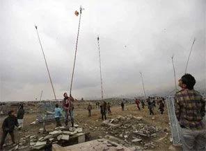 Savaşın yaralarını uçurtma ile sarıyorlar