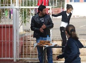 'Simitçi polis' ile okullar güvende