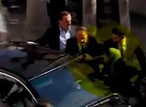Suriyeli bir kadın Esad'a saldırdı