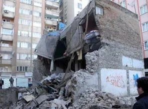 Temel kazısı, binanın yarısını yıktı