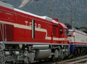 Trenden inen genç, diğer trenin altında kaldı
