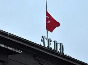 Tsunamide ölenler için bayraklar yarıya indi