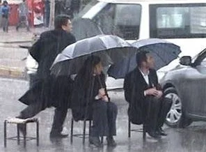 Yağmur altında itaatsizlik ve tekme