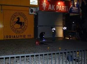 AKP binası ateşe verildi