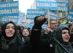 'Anadile ve başörtüsüne özgürlük' yürüyüşü