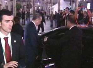 Ayakkabı fırlatan genç için af kampanyası