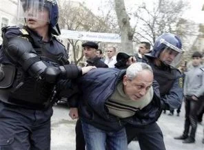 Bakü'de polis muhalifleri yürütmedi