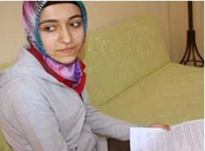 Başörtülü diye sahneye çağrılmadı