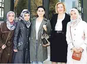 Başörtüsüne dekandan destek