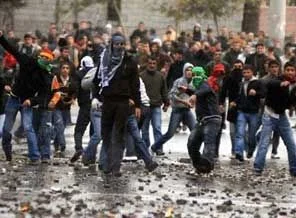 BDP'liler YSK protestosu'nda postane yaktı