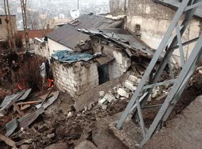 Erzurum'da ev yıkıldı: 2 ölü, 4 yaralı