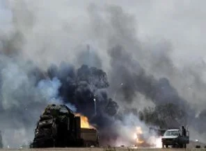 Kaddafi güçleri Misrata'yı bombalıyor