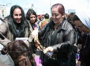 Kadınlar silahları parçaladılar