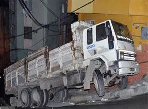 Kamyon İstanbul'un göbeğinde mahsur kaldı