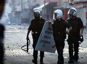 Polisle göstericiler arasında 'tabela' savaşı