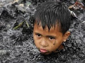 Sefalet okyanusunda bir çocuk