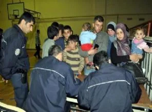 Suriyeliler spor salonunda