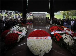 Turgut Özal mezarı başında anıldı