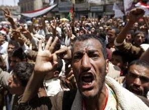 Yemen'de yüzbinler yine sokaklarda