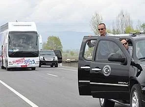 Başbakanı koruma konyovuna saldırı (Video)