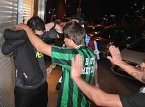 Holiganlar forma çıkarttırdı