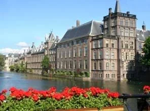 Hollanda'da ipler aşırı dinci partinin ellerinde