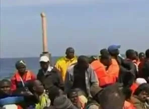 Libyalı mültecileri taşıyan gemi battı