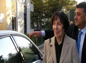 Rahşan Ecevit salonu terk etti