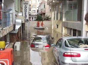 Sağanak yağış İzmir'i Venedik'e çevirdi