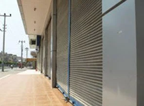 Şırnak'ta kepenkler kapalı çöpler ortada