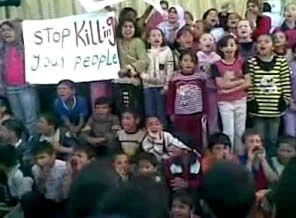 Suriyeli çocuklar Der'a için sokaklarda