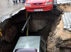 Yol çöktü otomobil kayboldu