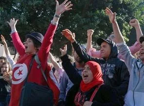 Yönetimin darbe sözü Tunusluları kızdırdı