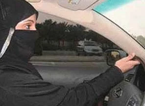Arabistan'da araba sürme yasağını deldiler
